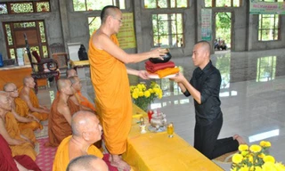 'Nhà sư bị khóa môi' định tự tử vì áp lực dư luận