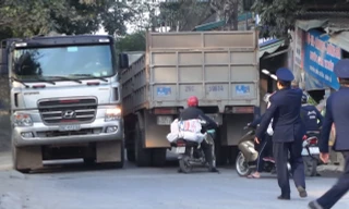 Sau khi báo Tiền Phong phản ánh, chiều ngày 19/1,Thanh tra GTVT quận Bắc Từ Liêm đã phát hiện nhiều trường hợp vi phạm với trọng tải vượt gấp rưỡi, gấp đôi mức cho phép.