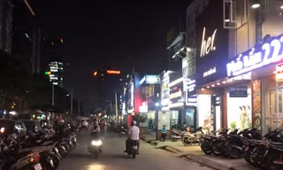 Hai bên đường là nơi để xe máy, ô tô cho các quán nhậu, quán ăn thuộc khu phố xây không phép