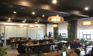 Toong co-working space số 8 Tràng Thi (phường Hàng Trống, Hoàn Kiếm, Hà Nội) với diện tích sàn hai tầng khoảng 800m2 là địa điểm khởi nghiệp của nhiều doanh nhân trẻ. 