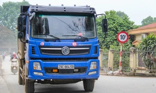 Hàng loạt xe trọng tải lớn, xe container nối đuôi nhau "cày nát" đường Hoàng Tăng Bí (Bắc Từ Liêm, Hà Nội).