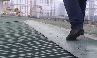 Nhiều tháng nay, 120 hộ dân ở khu chung cư G9 Xuân Đỉnh (Bắc Từ Liêm, Hà Nội) phải leo lên nóc nhà để đi lại 