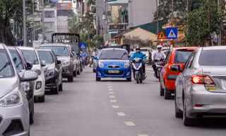 Đường Nguyễn Đình Chiểu (kéo dài), lòng đường trở thành nơi đỗ xe ô tô, vỉa hè nơi đỗ xe máy