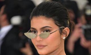 Cuộc sống xa hoa của tỷ phú tự thân trẻ nhất thế giới