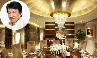 Tài tử Hollywood người Hoa Thành Long sở hữu khối tài sản hơn 2 tỷ NDT. Ngoài chuyên cơ, tranh nghệ thuật, xe hơi ông còn sở hữu hàng chục biệt thự khắp Hongkong, Mỹ, Úc, Singapore…