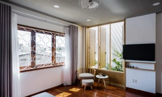 Nằm tại quận Sơn Trà (thành phố Đà Nẵng), ngôi nhà thuộc quyền sở hữu của một phụ nữ độc thân.