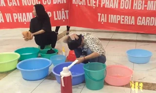 Gội đầu ở sảnh chung cư để phản đối chủ đầu tư.