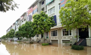 Cảnh ngập nặng ở khu vực các dãy biệt thự, nhà liền kề ở khu Geleximco- Lê Trọng Tấn sáng nay. (Trong hình toàn bộ các hầm để xe chìm trong biển nước)-Ảnh Hà Trang