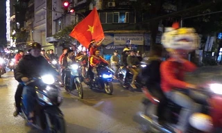 Hàng trăm xe máy xuống đường ăn mừng chiến thằng bằng cách đi thành đoàn, vẫy cờ, đánh trống, ca hát, hò reo, bấm còi inh ỏi... trên khắp tuyến đường phố của Thủ đô sau khi U23 Việt Nam dành quyền vào tứ kết giải U23 châu Á.