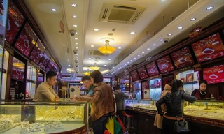 Trước ngày vía Thần Tài, cửa hàng vàng bạc trên phố Trần Nhân Tông - nơi được coi như 'phố vàng' của Hà Nội, không đông khách như mọi năm.