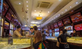 Trước ngày vía Thần Tài, cửa hàng vàng bạc trên phố Trần Nhân Tông - nơi được coi như 'phố vàng' của Hà Nội, không đông khách như mọi năm.