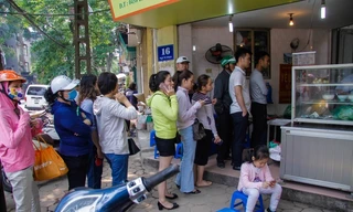 Dòng người xếp hàng dài trăm mét chờ mua bánh trôi, bánh chay