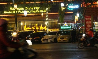 Nhà Hàng bia Lã Vọng đầu phố Hoàng Cầu (Gần nút giao với đường La Thành - Hào Nam) phía trước mặt tiền luôn chật kín các phương tiện dừng đỗ.