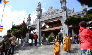 Ngày 24/2 (tức mùng 9 Tết Mậu Tuất), trong không khí rộn rã của Lễ hội khèn hoa Sắc xuân Tây Bắc, Hội xuân Mở Cổng Trời Fansipan đã chính thức khai mạc, mở đầu mùa lễ Phật cầu an kéo dài đến 14/5 (hết tháng 3 âm lịch) tại quần thể du lịch Sun World Fansip