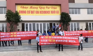  Khách hàng mang băng rôn phản đối sai phạm của chủ đầu tư dự án Đạt Gia Residence Thủ Đức