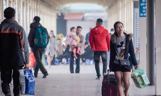 Chỉ còn vài tiếng nữa thời khắc chuyển giao giữa năm cũ và năm mới diễn ra, dòng người hối hả tìm những chuyến xe khách cuối cùng để kịp về đoàn tụ.