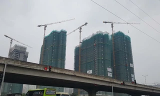 Nút giao Trung Hòa (ngã 3 Khuất Duy Tiến-Trần Duy Hưng) hàng loạt cao ốc chọc trơi đua nhau mọc lên