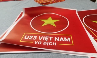Sau kỳ tích U23 Việt Nam tạo lên, một xưởng sản xuất ở Hà Nội quyết định in tặng hơn 700 bộ khẩu hiệu cổ vũ U23 Việt Nam trước trận Chung kết U23 Châu Á cho mọi người.