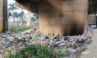 Rác tràn ngập chân cầu Thăng Long