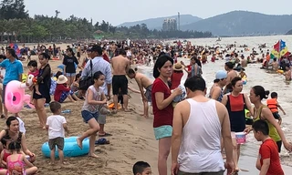 Hàng vạn người đổ về Cửa Lò tránh nóng