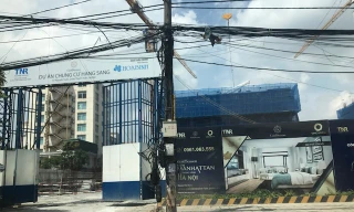 Dưới chiêu cổ phần hóa, khu đất "vàng" 47 Nguyễn Tuân (quận Thanh Xuân) của Cty Dệt mùa đông đã thành tổ hợp nhà chung cư để bán, trong khi người lao động người thì mất việc, người thì buộc phải đi làm xa sau khi di dời. 