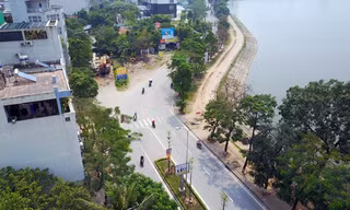 Nút thắt cổ chai giao thông gây khó khăn cho hàng vạn phương tiện qua lại mỗi ngày, trong khi khu đô thị kiểu mẫu Linh Đàm bị "băm nát" với hàng chục tòa nhà.