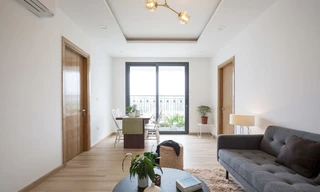 Căn hộ 71 m2 ở Long Biên (Hà Nội) có cách bố trí khá hợp lý giúp cho mọi phòng đều có ánh sáng tự nhiên. Nhà được thiết kế dành cho gia đình trẻ với hai bố mẹ và một con nhỏ.