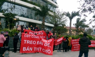 Cư dân Ecolife Capitol 58 Tố Hữu căng băng rôn phản đối phí trên cao và quảng cáo sai sự thật 