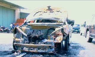 Bố ôm con trai 8 tuổi thoát khỏi ô tô bốc cháy ngùn ngụt