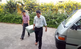Vận chuyển đề thi về các điểm thi.