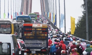 Sáng 17/2, mặc từ sáng sớm CSGT đã có mặt tại các điểm nóng trên quốc lộ 1A và quốc lộ 60, cầu Rạch Miễu, ngã tư Lương Phú, ngã tư Đồng Tâm, cầu Mỹ Đức Tây (huyện Cái Bè)… nhưng do lưu lượng phương tiện giao thông tăng đột biến, nhất là phương tiện xe ô t