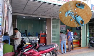 Hiện trường vụ việc (ảnh lớn). Nữ trang nằm rải rác trên nền gạch phía trước tiệm bạc Thanh Bình (ảnh nhỏ).