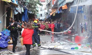 Clip: 4 xe cứu hoả dập đám cháy nhà 4 tầng ở Hà Nội