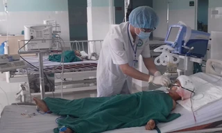 Nạn nhân A Trung đang được cấp cứu tại bệnh viện Đa khoa Kon Tum