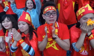 Hàng vạn cổ động viên trên sân Hàng Đẫy vỡ òa cảm xúc khi hậu vệ Vũ Văn Thanh thực hiện thành công quả penalty cuối cùng đưa Việt Nam vào chung kết lịch sử của giải U23 Châu Á