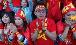 Hàng vạn cổ động viên trên sân Hàng Đẫy vỡ òa cảm xúc khi hậu vệ Vũ Văn Thanh thực hiện thành công quả penalty cuối cùng đưa Việt Nam vào chung kết lịch sử của giải U23 Châu Á