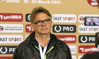 HLV Troussier nói gì sau khi U23 Việt Nam nhận 2 thẻ đỏ và thua thảm U23 Iraq?