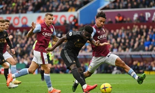 Arsenal ngược dòng đầy cảm xúc trong cuộc đua bàn thắng ở Villa Park