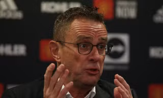 Rangnick họp báo ra mắt, thẳng thừng chê hàng thủ MU kém cỏi