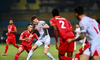 Ngoại binh Viettel bật khóc vì chấn thương, phải đi bệnh viện kiểm tra