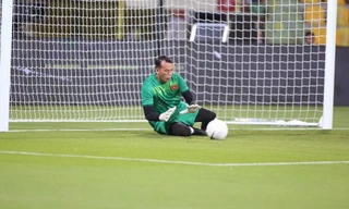 Thủ môn Tấn Trường xin lỗi người hâm mộ sau trận đấu với UAE