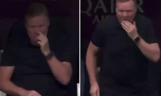 HLV Ronald Koeman gây bão mạng khi tự ăn gỉ mũi