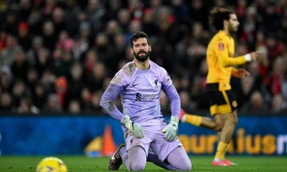 Alisson tái hiện sai lầm của Karius, Liverpool phải đá lại với Wolves