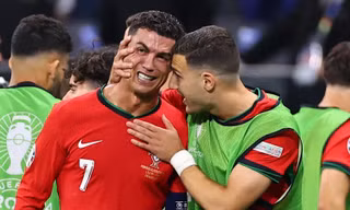 Ronaldo giải thích lý do bật khóc nức nở sau khi sút trượt phạt đền trước Slovenia