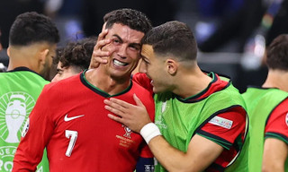 Ronaldo giải thích lý do bật khóc nức nở sau khi sút trượt phạt đền trước Slovenia