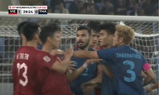 Theerathon bóp cổ Quế Ngọc Hải, cầu thủ hai đội suýt tẩn nhau