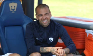 Dani Alves phải đổi trại giam vì ký tặng cho các bạn tù