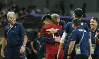 Tại sao Đình Bắc chạy đến ôm chầm HLV Troussier sau bàn thắng vào lưới Philippines? 