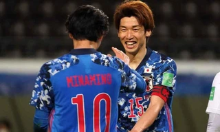Takumi Minamino và Yuya Osako ăn mừng bàn thắng.