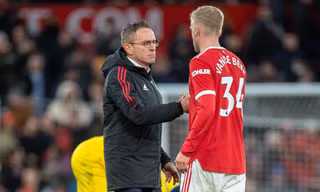 Ngôi sao Van de Beek bất ngờ chia tay MU vào phút chót